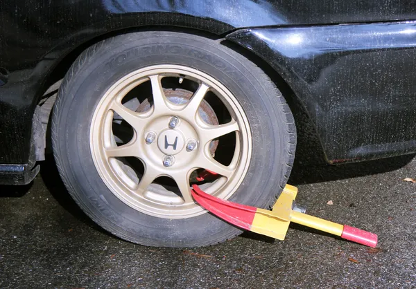 Wheel lock on an illegally parked car — Stock Photo, Image