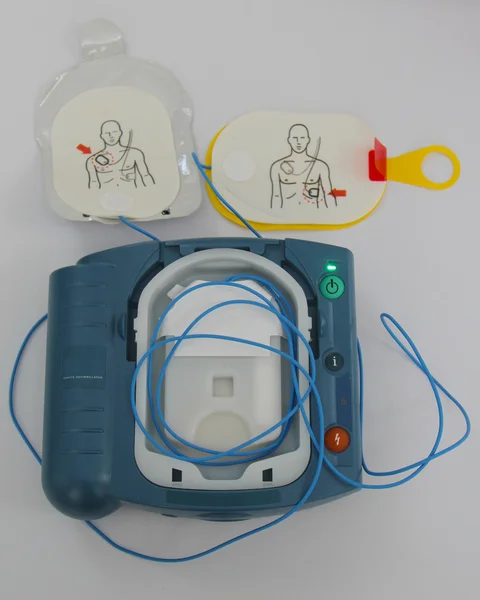 Automatisk extern defibrillator och kuddar aktiveras — Stockfoto