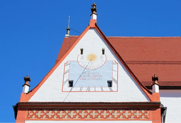 Orologio solare sulla chiesa parrocchiale dell'Assunzione a Landsberg am lech, Baviera — Foto Stock