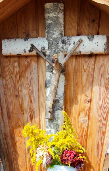 Cruz de madera en el senderismo, Alpes austriacos — Foto de Stock