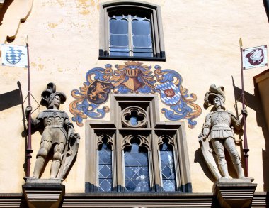 Muhafızlar Bavyera Alpleri'nde, Almanya hoheschwangau Kalesi girişinde üzerinde