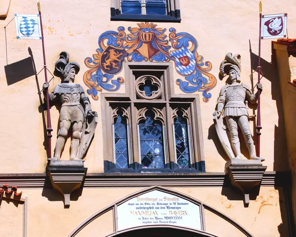 Gardes sur l'entrée du château de Hoheschwangau dans les Alpes bavaroises, Allemagne — Photo