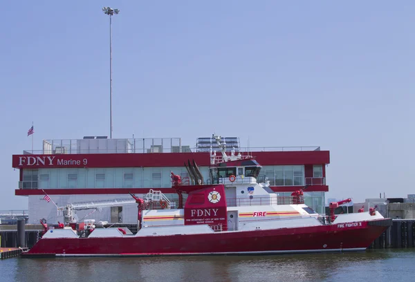 FDNY fire fighter boat docked in New York harbor — Stock Photo, Image