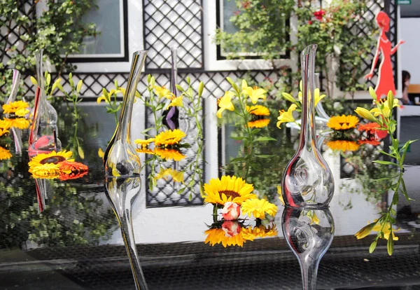 Vases et fleurs en verre, réflexion de l'eau — Photo