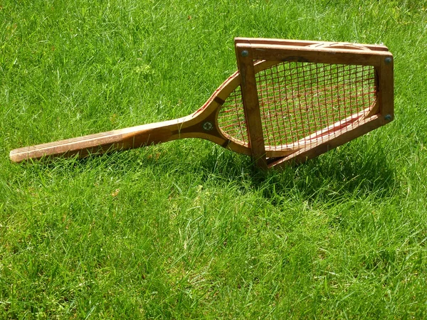 Rakieta tenisowa starodawny trawa sądu — Zdjęcie stockowe