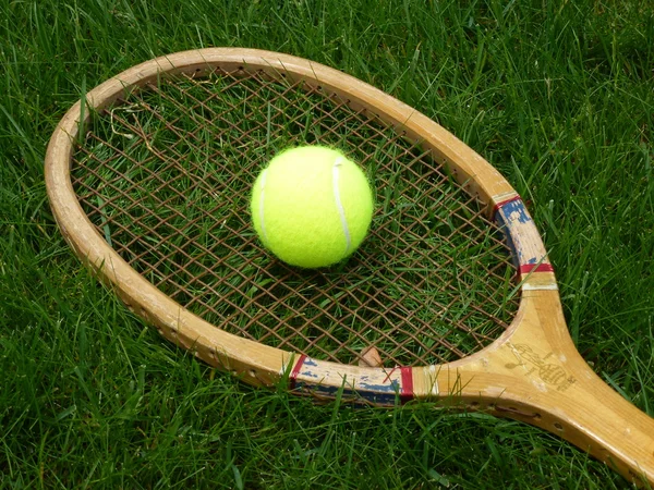 Ročník tenisovou raketu s míčem na travnatý dvorec — Stock fotografie