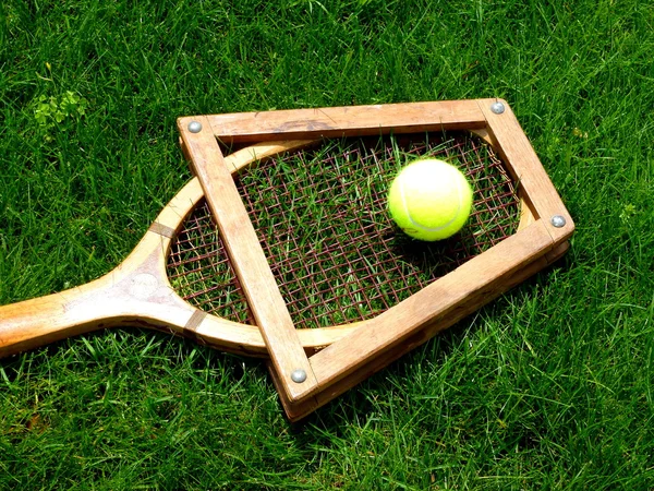 Raqueta de tenis vintage con pelota en la cancha de hierba — Foto de Stock