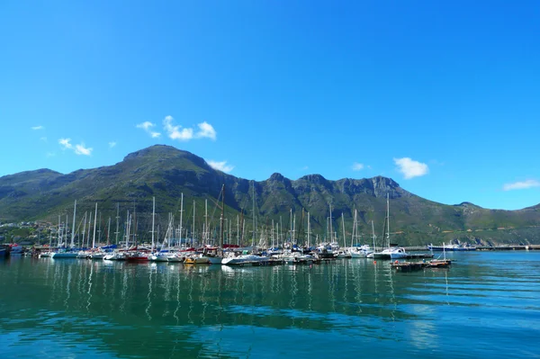 CAPE TOWN, SOUTH AFRICA - SEPTEMBER 12:The Sentinel Peak at the Hout Bay harbour near Cape Town, South Africa on September 12, 2009 — Stock Photo, Image