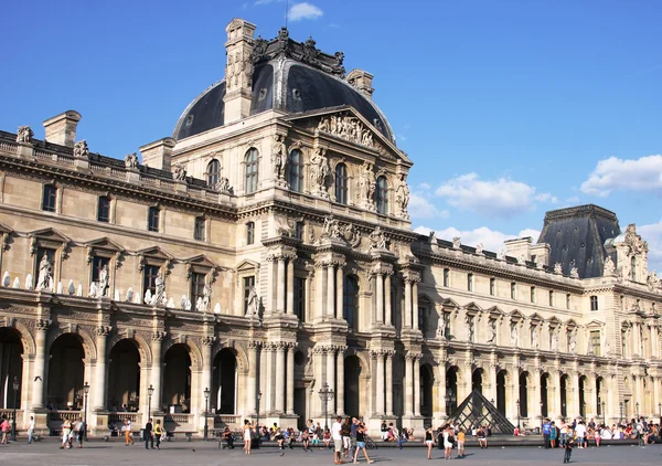 Paviljong de Richelieu, Louvre Museum i Paris – stockfoto