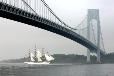 new york limanında gemi yelken