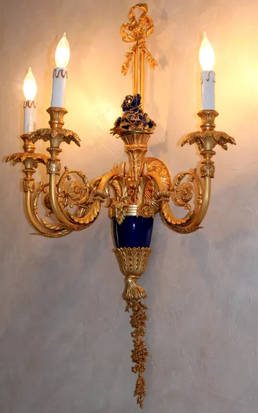 La hermosa lámpara de pared de bronce —  Fotos de Stock