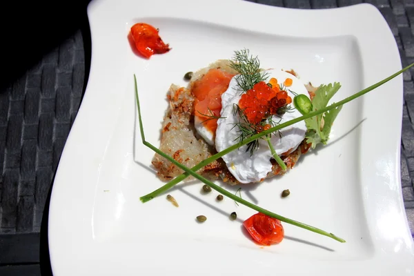 Fancy æg morgenmad med rød kaviar - Stock-foto