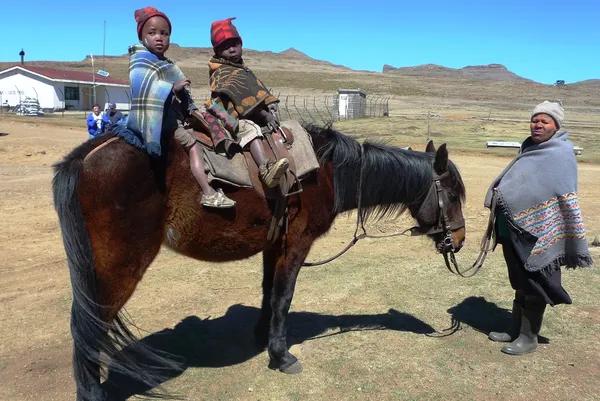 Matka i dwoje dzieci na koniu w sani przekazania, lesotho — Zdjęcie stockowe