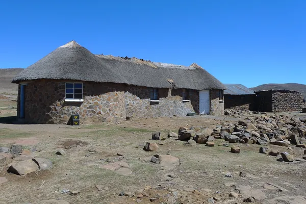 Traditional style of housing in Lesotho, Africa — Stock Photo, Image
