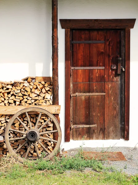 Entrance to old farmhouse in the countryside in Austrian Alps — Stock Photo, Image