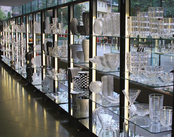 Copos de vinho e vasos em exposição na sala de exposições de fábrica de vidro — Fotografia de Stock