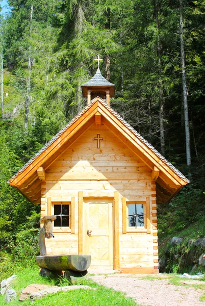 Pequeña iglesia de madera en los Alpes austríacos — Foto de Stock