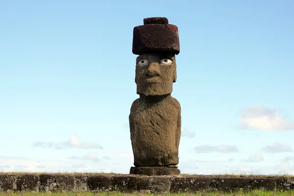 Jediný moai na Velikonočním ostrově očima — Stock fotografie