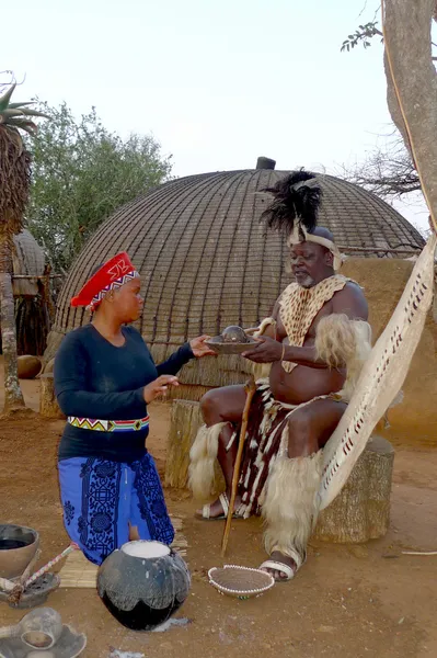 Jefe zulú con su esposa en Shakaland Zulu Village, Soth Africa —  Fotos de Stock