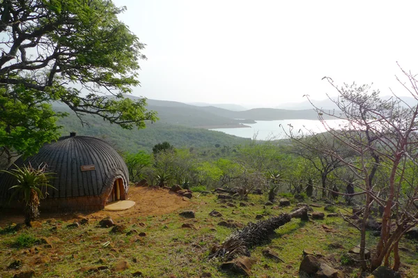 Casa Isangoma en Shakaland Zulu Village en la provincia de Kwazulu Natal, Sudáfrica. Isangoma es un médico brujo y curandero zulú tradicional . —  Fotos de Stock