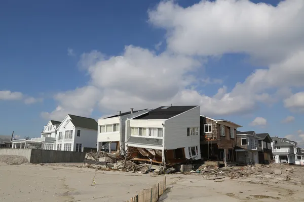 毁坏了海滩房子四个月后飓风沙地上 2013 年 2 月 28 日中远洛克威，纽约州 — 图库照片