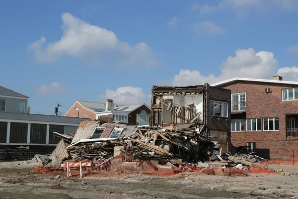 Уничтожены пляжные домики через четыре месяца после урагана Сэнди 28 февраля 2013 года в Far Rockaway, шт. Нью-Йорк — стоковое фото