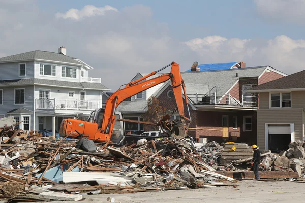A reconstrução continua em área devastada quatro meses após o furacão Sandy em 28 de fevereiro de 2013 em Far Rockaway, NY — Fotografia de Stock
