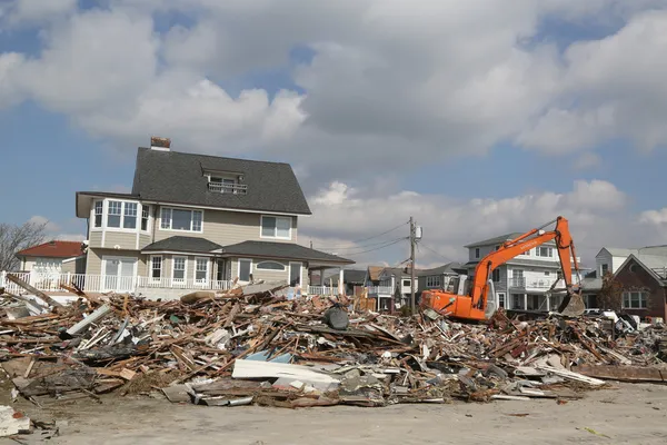 Wederopbouw blijft verwoest gebied vier maanden na orkaan zandstrand op 28 februari 2013 in far rockaway, ny — Stockfoto