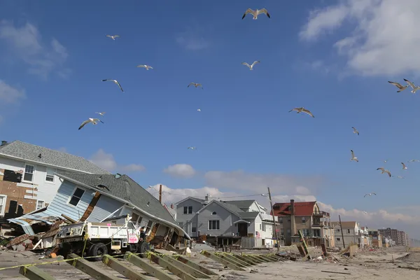 Distrutta casa sulla spiaggia e camion quattro mesi dopo l'uragano Sandy il 28 febbraio 2013 a Far Rockaway, New York — Foto Stock