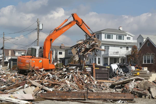 Rebuilding continues in devastated area four months after Hurricane Sandy on February, 28, 2013 in Far Rockaway, NY — Stock Photo, Image
