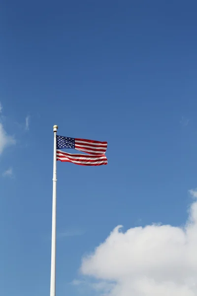 American flag damaged by superstorm flying high four months after Hurricane Sandy — Stock Photo, Image