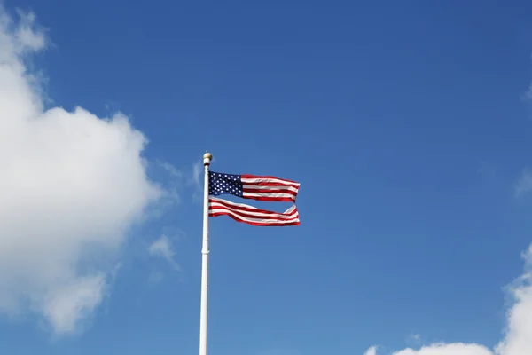 American flag damaged by superstorm flying high four months after Hurricane Sandy — Stock Photo, Image