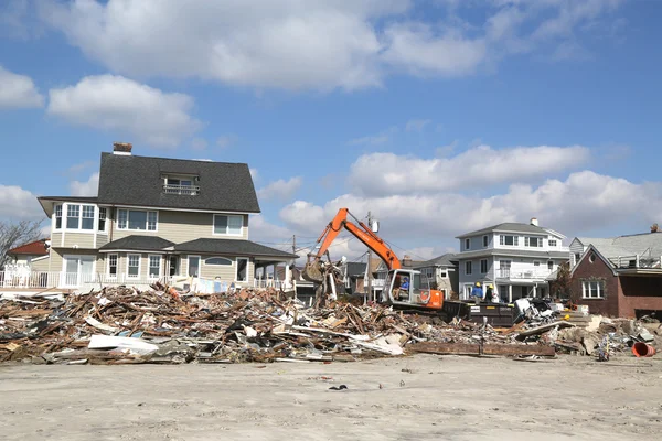 Wederopbouw blijft verwoest gebied vier maanden na orkaan zandstrand op 28 februari 2013 in far rockaway, ny — Stockfoto