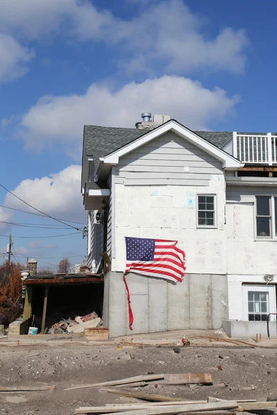Casa de praia destruída em área devastada quatro meses após o furacão Sandy em 28 de fevereiro de 2013 em Far Rockaway, NY — Fotografia de Stock