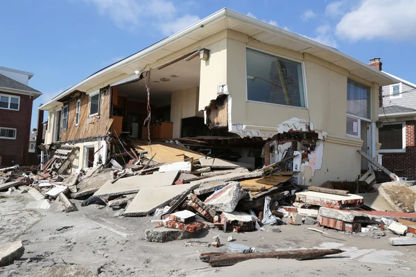 Vernietigd beach woning te koop in verwoest gebied vier maanden na orkaan zandstrand op 28 februari 2013 in far rockaway, ny — Stockfoto