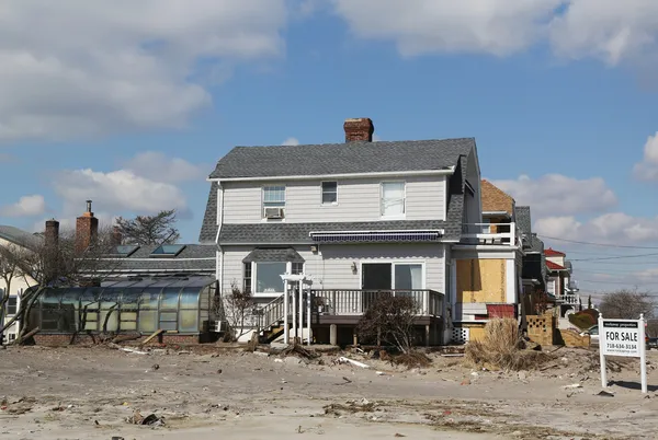Продажа разрушенного пляжного имущества в опустошенном районе спустя четыре месяца после урагана Сэнди 28 февраля 2013 года в Фар Рокауэй, шт. Нью-Йорк — стоковое фото