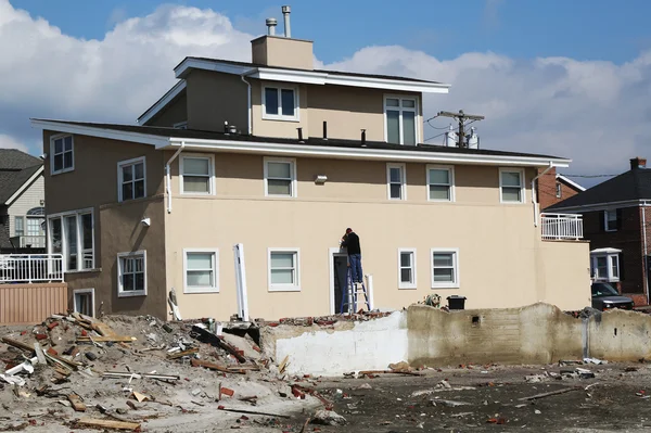 Yeniden harap alanında, far rockaway, ny dört ay sonra fırtına 28 Şubat 2013 kumlu devam ediyor — Stok fotoğraf