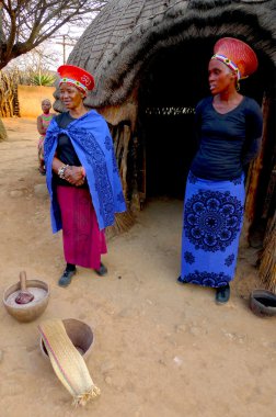 Zulu kadın geleneksel shakaland zulu Köyü kapatır.