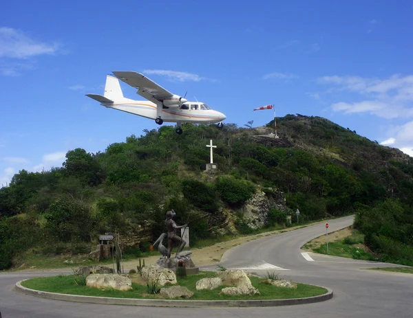 Avião de risco aterrissando no aeroporto de St Barth, Índias Ocidentais Francesas, Caribe — Fotografia de Stock