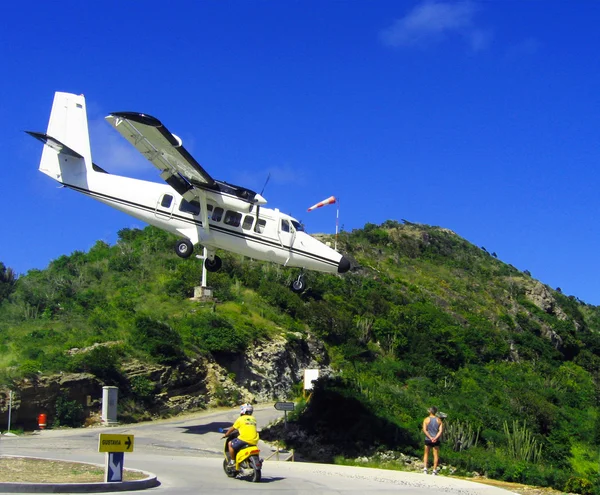 Avião dramático pousando no aeroporto de St Barth, Índias Ocidentais Francesas, Caribe — Fotografia de Stock