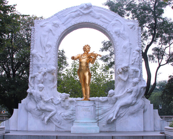 Статуя Иоганна Штрауса в Штадпарке, Вена, Австрия
