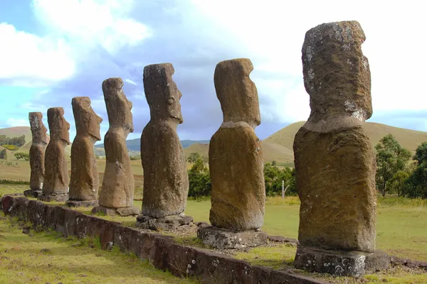 Sete moai voltados para o oceano, Ilha Oriental, Chile — Fotografia de Stock