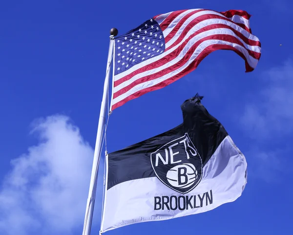 Brooklyn nets och amerikanska flaggor flyger framför barclays center — Stockfoto