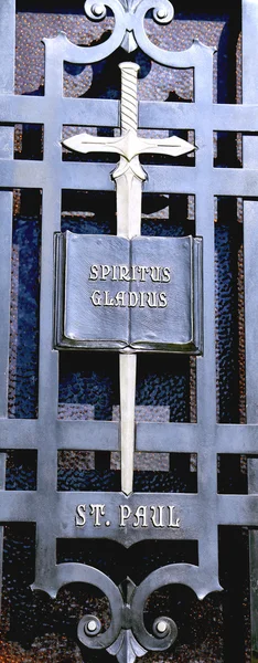 San Pablo símbolos - espada y libro . — Foto de Stock