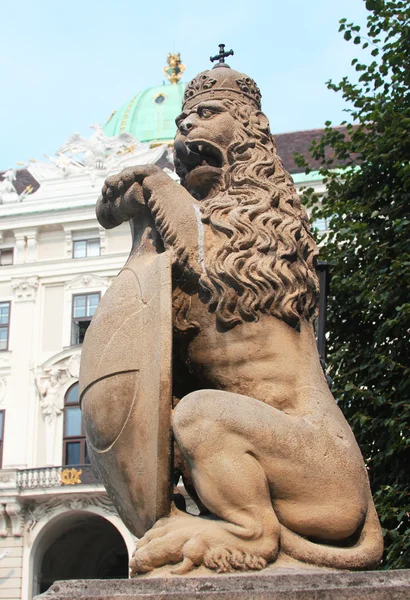 Estatua real del león custodiando la entrada al ala suiza del Palacio de Hofburg, Viena, Austria —  Fotos de Stock