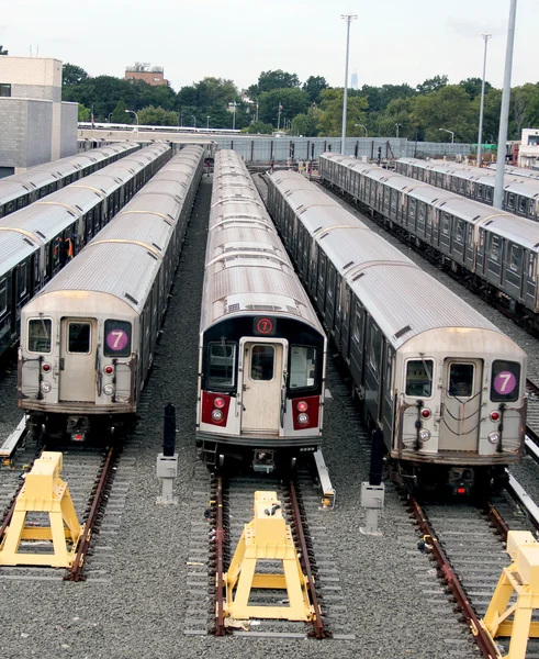 Stare i nowe pociągi metra new york w zajezdni kolejowej — Zdjęcie stockowe