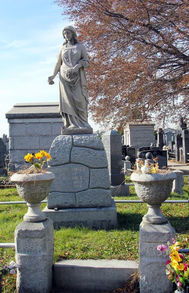 Estatua en el cementerio judío de Washington en Brooklyn, Nueva York — Foto de Stock