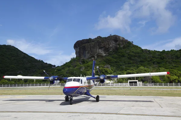 Kleines flugzeug startbereit am flughafen st barths, französisch westindien — Stockfoto