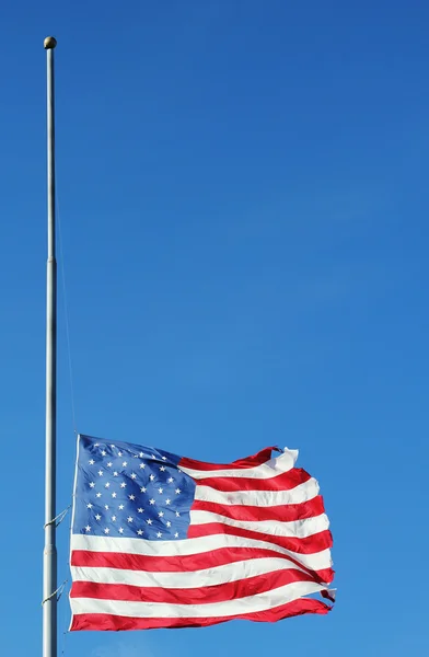 Американський прапор, що летить на половину персонал на згадку про жертв Newtown різанина — стокове фото