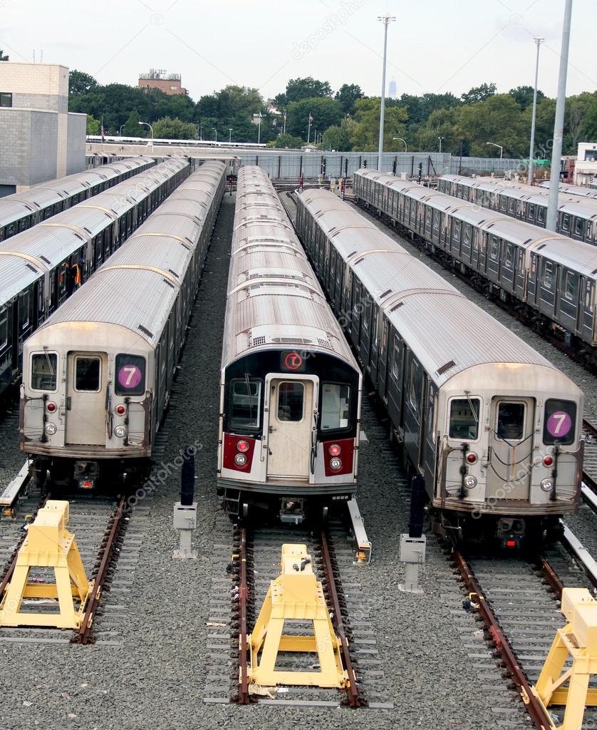 Viejos y nuevos trenes del metro de Nueva York en la estación de trenes